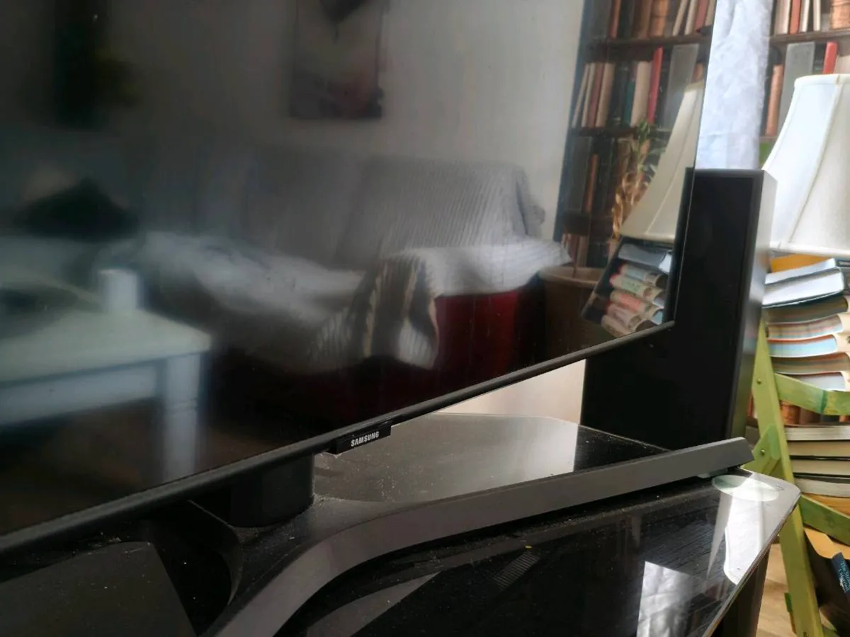 Tv + speakers - Image 3