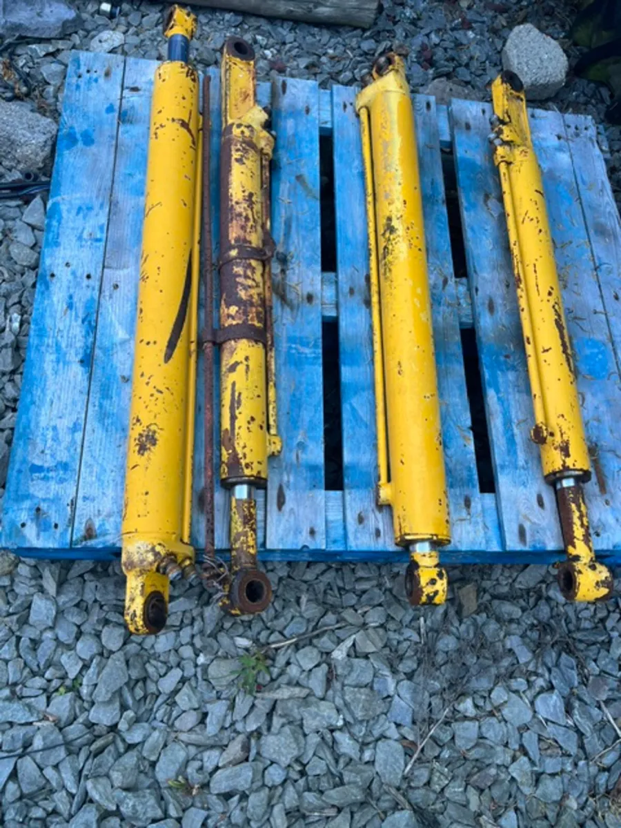4 Loader Rams suit MF 50B - Image 2