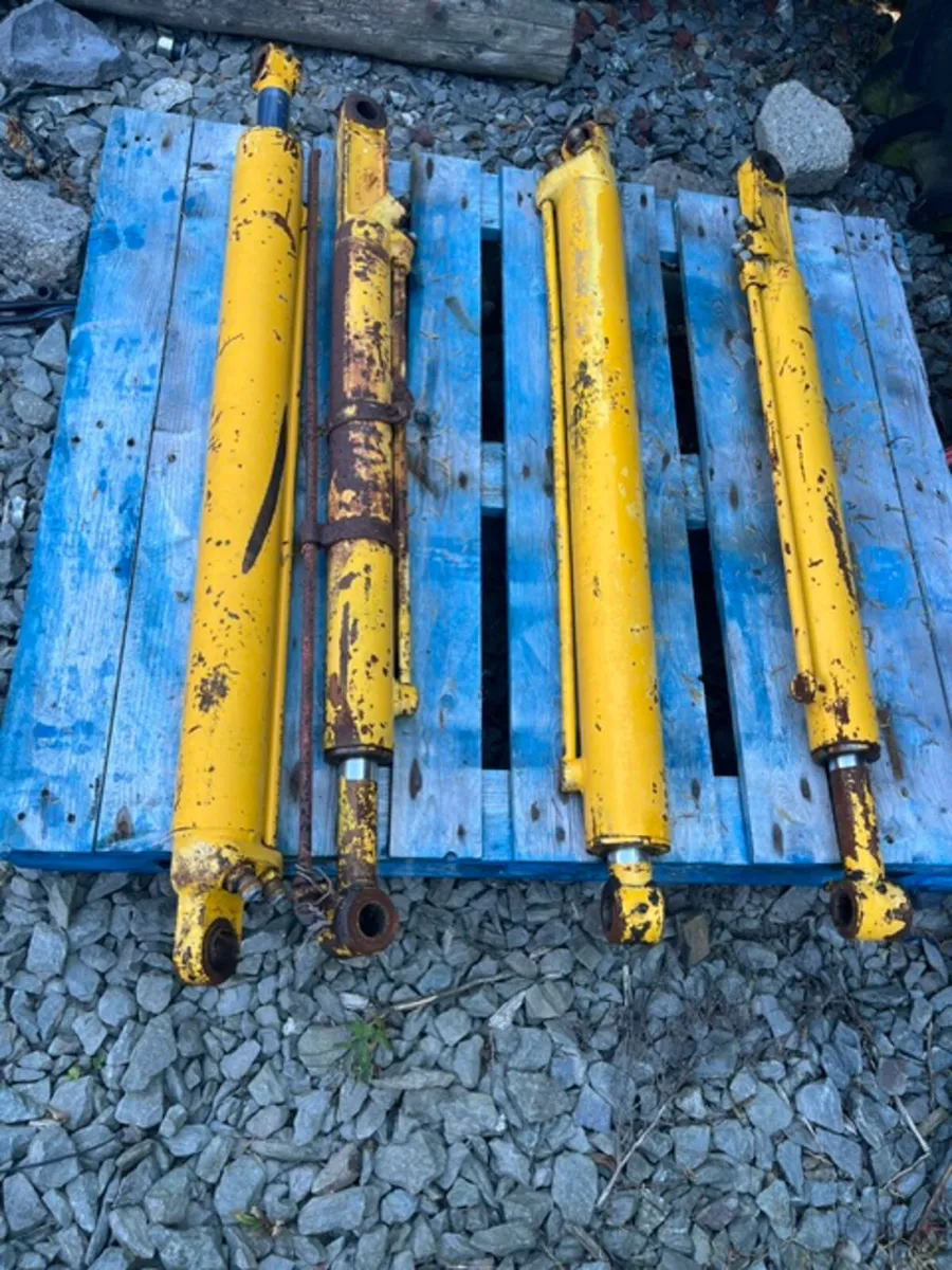 4 Loader Rams suit MF 50B - Image 3