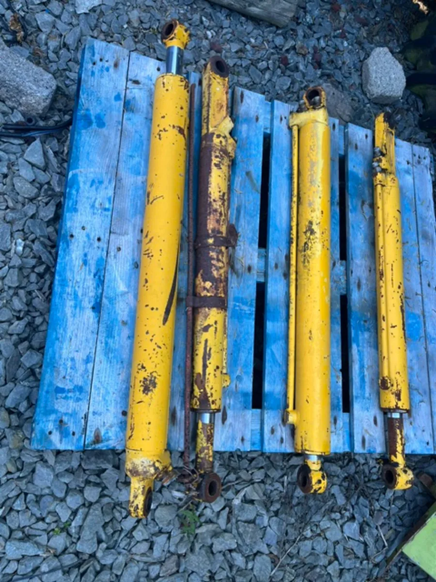 4 Loader Rams suit MF 50B - Image 1