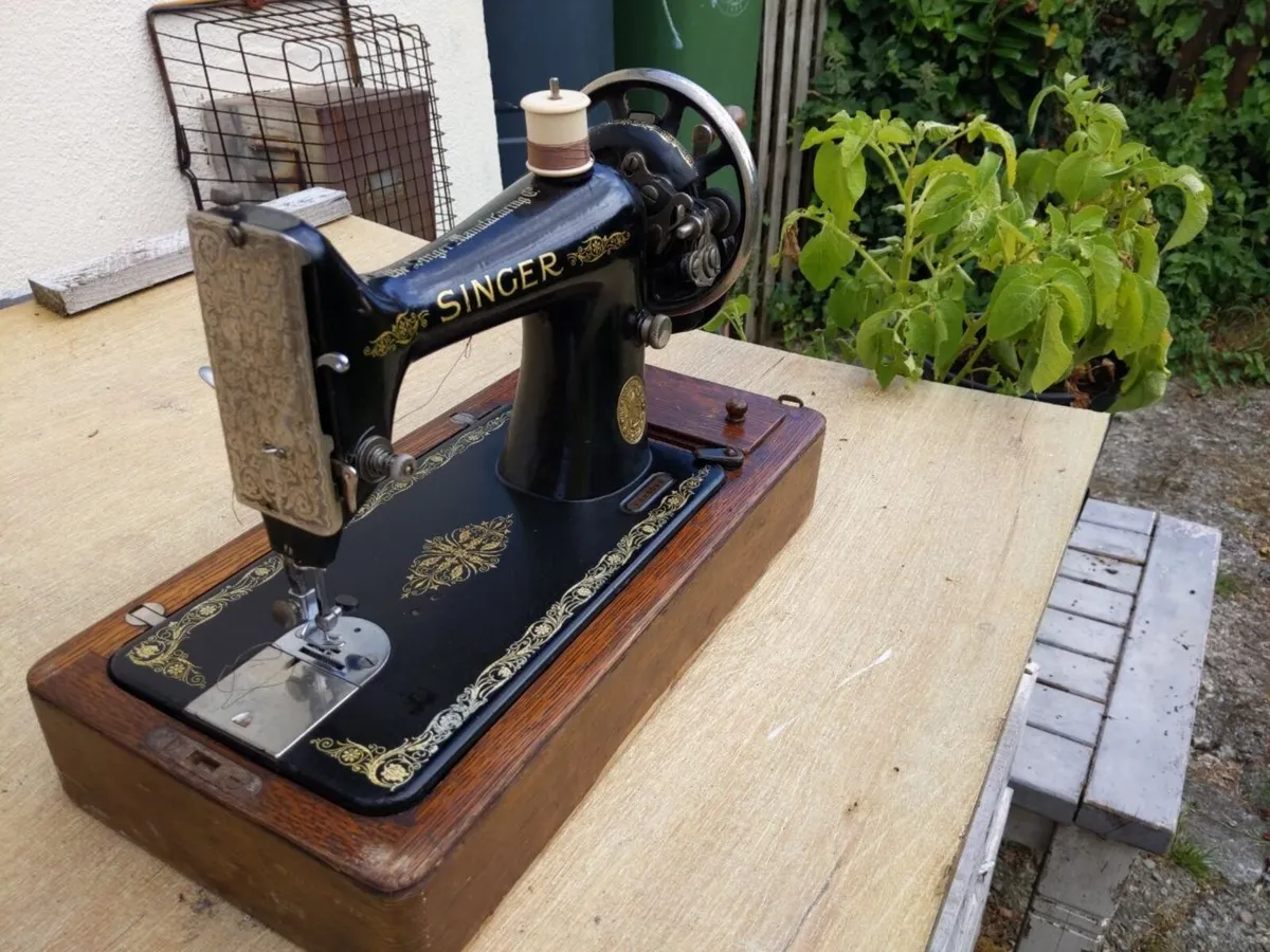 1910 Antique Singer Sewing Machine (Hand Crank.) - Image 2