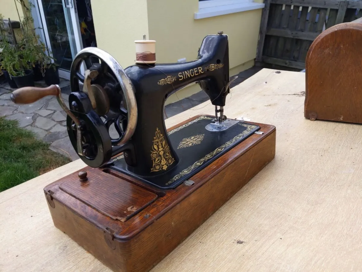 1910 Antique Singer Sewing Machine (Hand Crank.) - Image 3