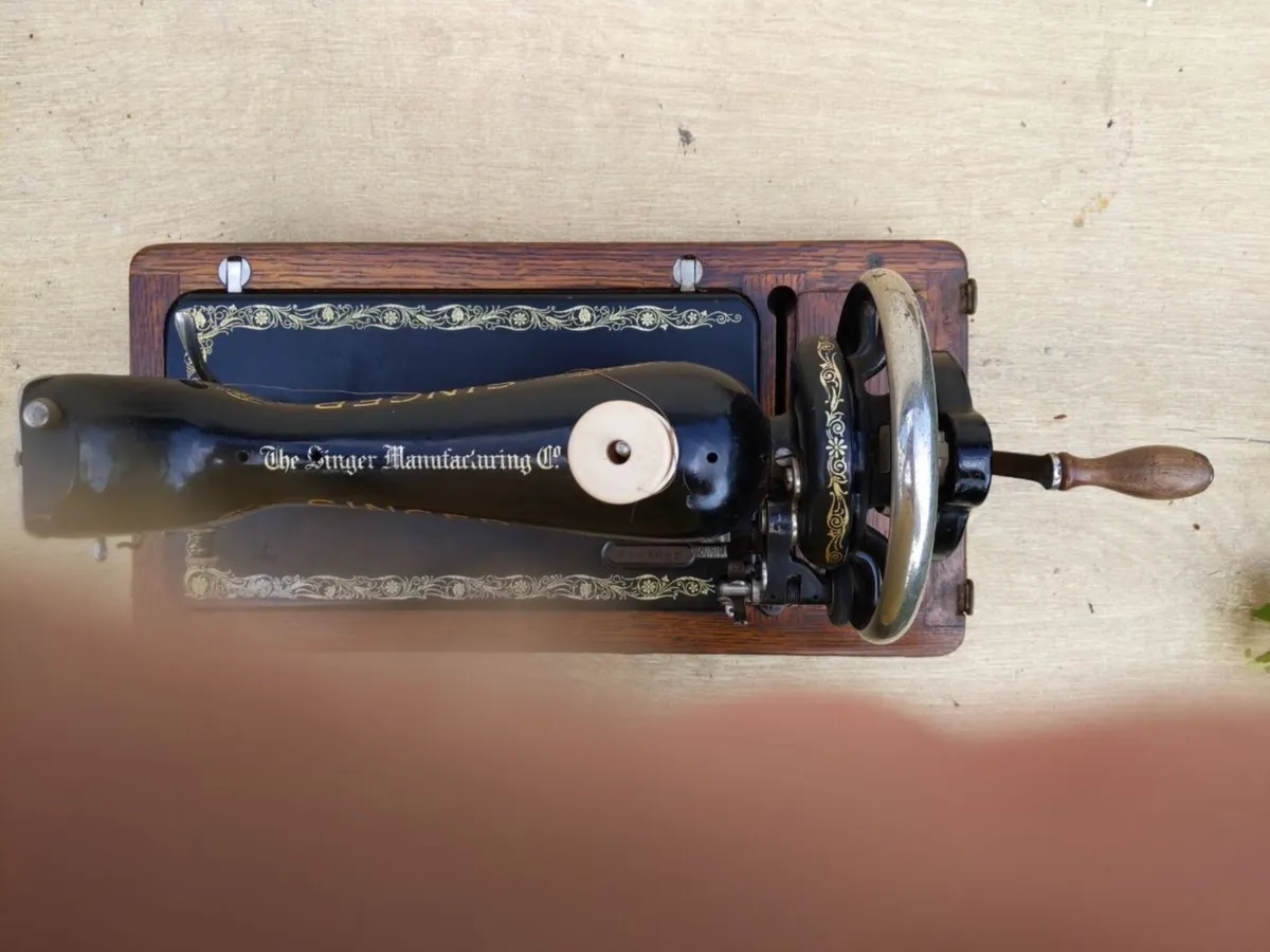 1910 Antique Singer Sewing Machine (Hand Crank.) - Image 4