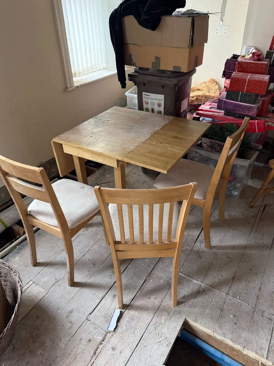 Table and chairs - Image 1