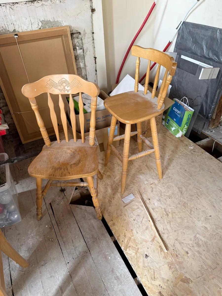Table and chairs - Image 2