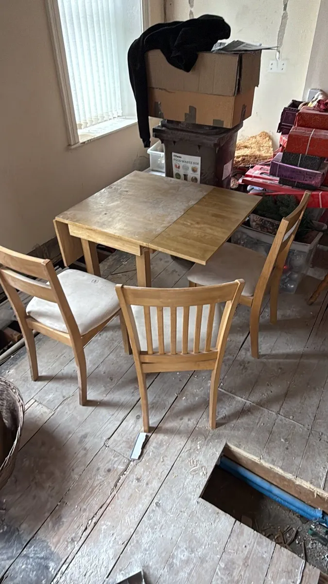 Table and chairs - Image 3