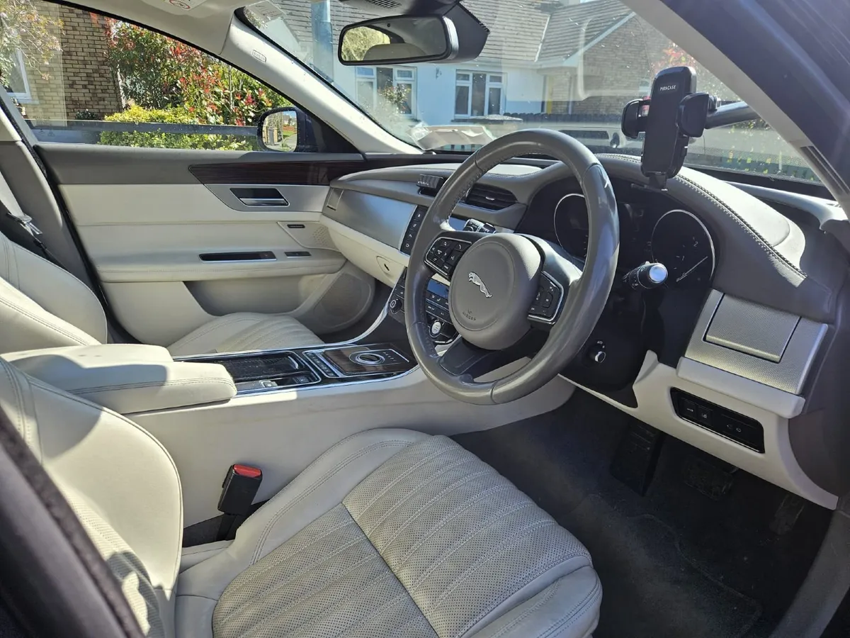 JAGUAR 2016 XF - Image 2