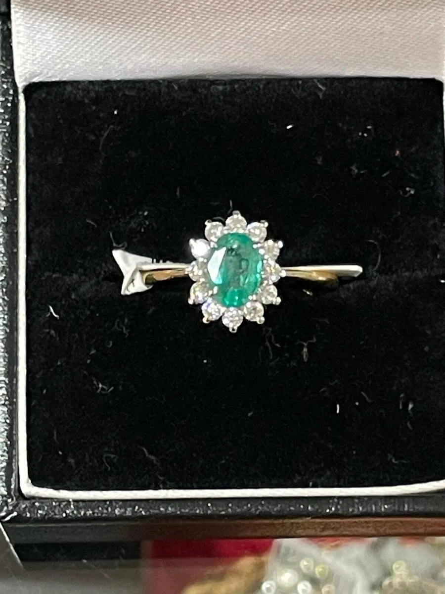 18k gold ring with emerald and diamonds - Image 2