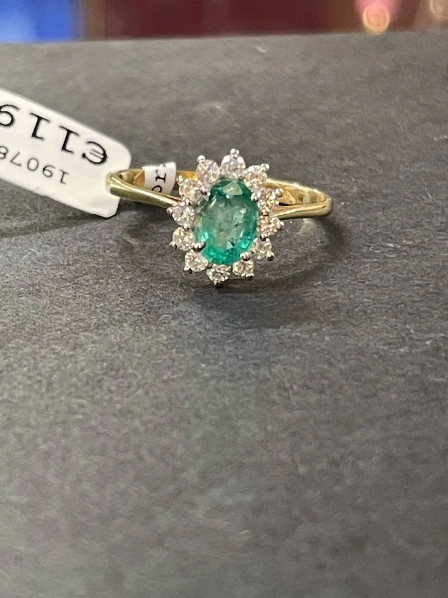 18k gold ring with emerald and diamonds - Image 3