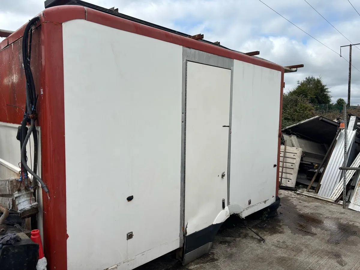11.8ft Insulated truck body - Image 1