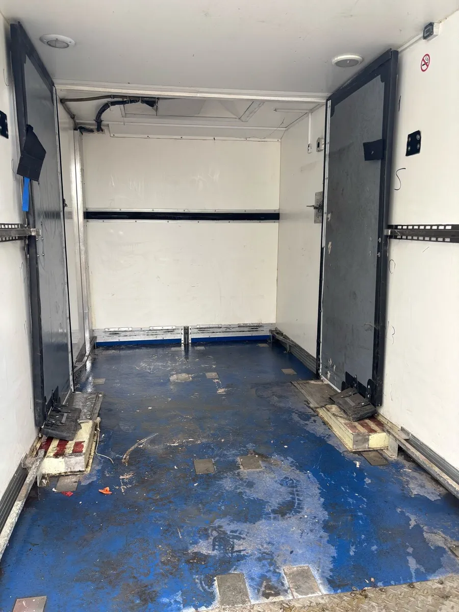 11.8ft Insulated truck body - Image 3