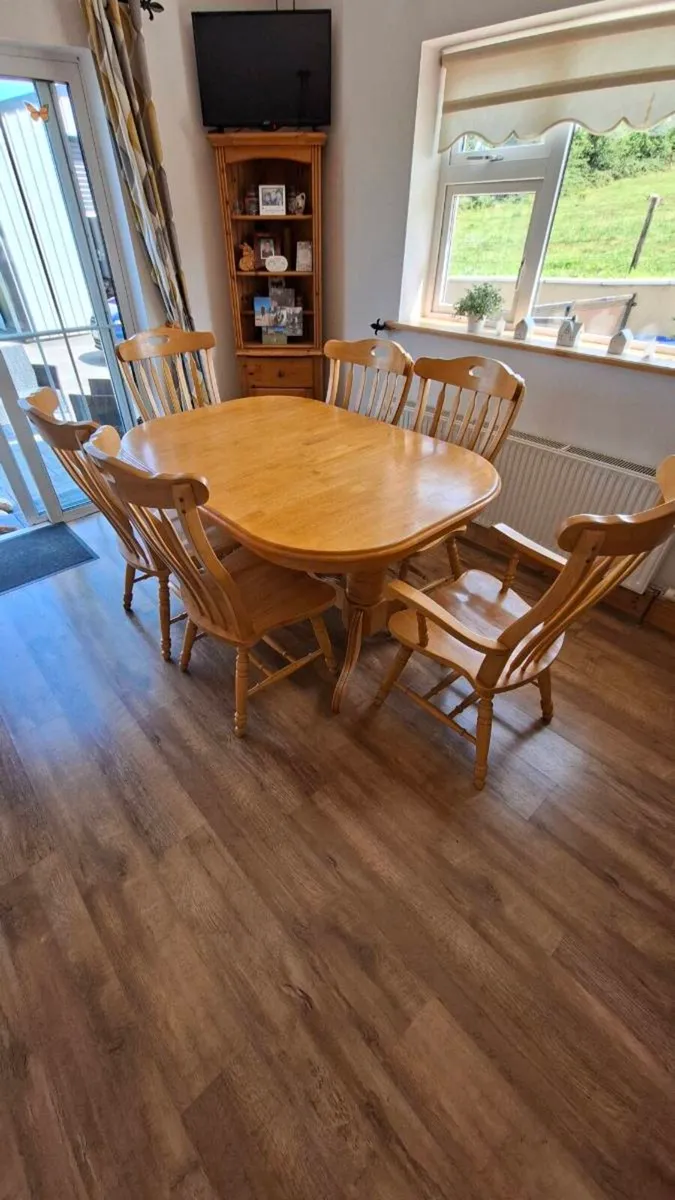 Table and chairs - Image 4