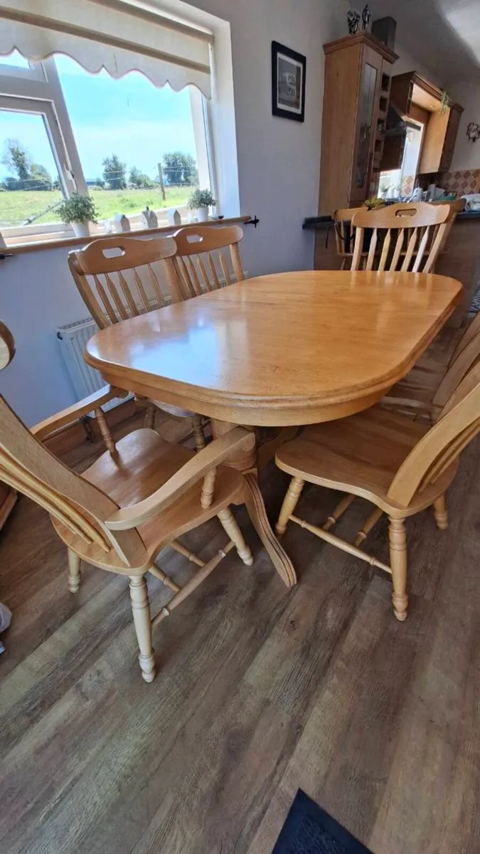 Table and chairs - Image 1