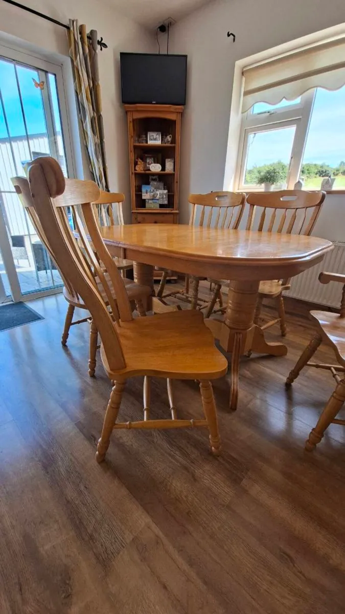 Table and chairs - Image 2