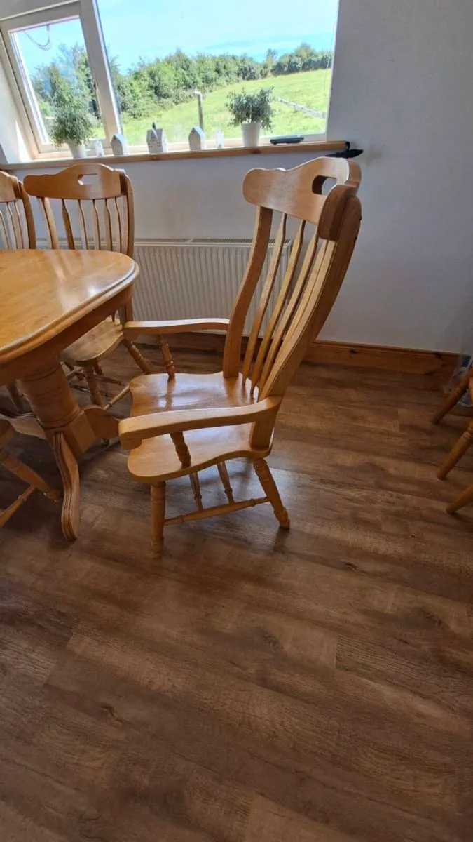 Table and chairs - Image 3