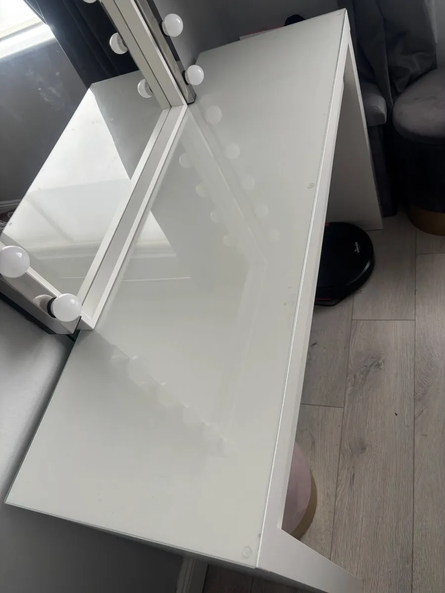 Malm dressing table and mirror - Image 1