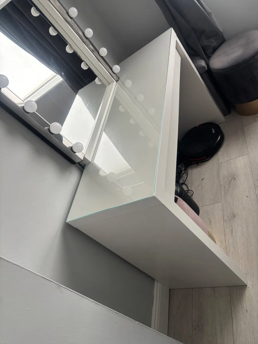 Malm dressing table and mirror - Image 4
