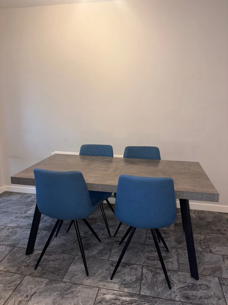 Table and chairs - Image 1