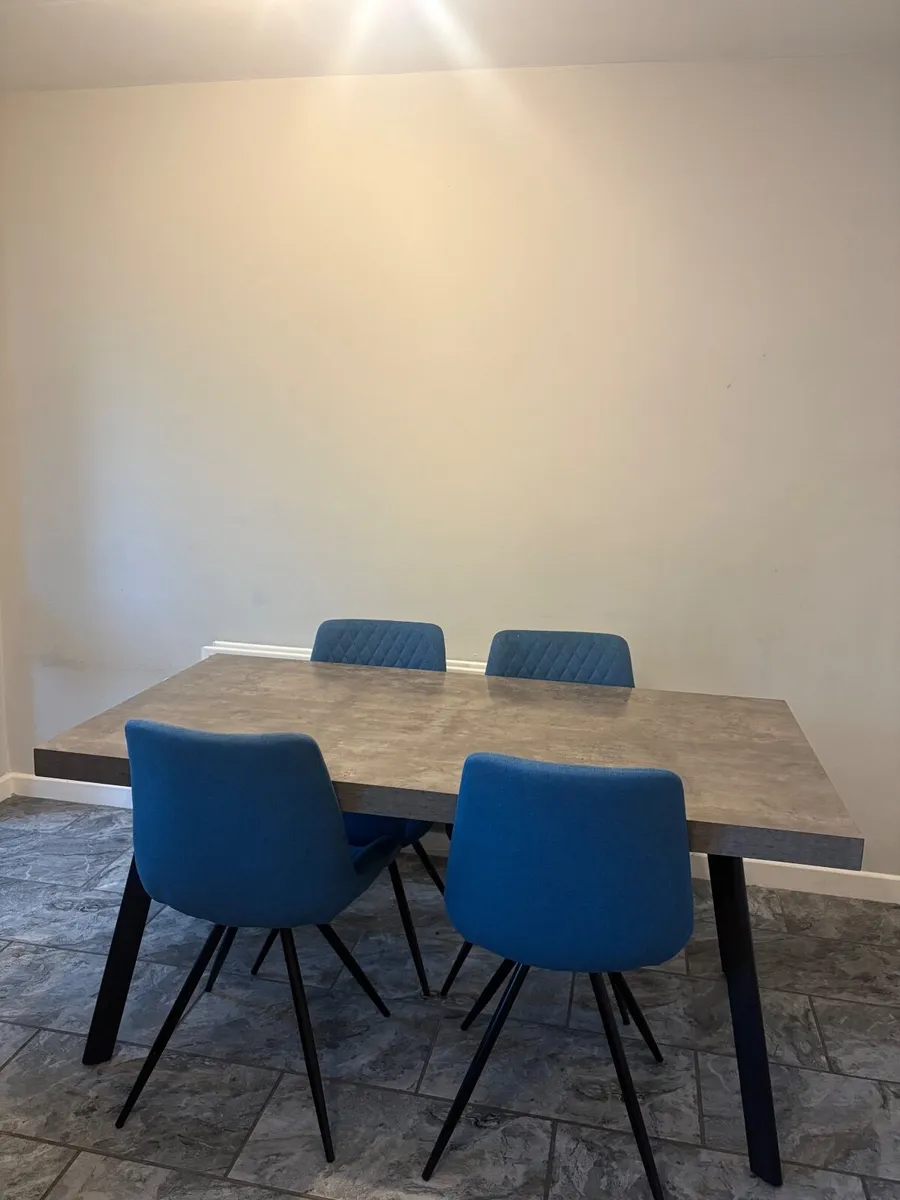 Table and chairs - Image 2