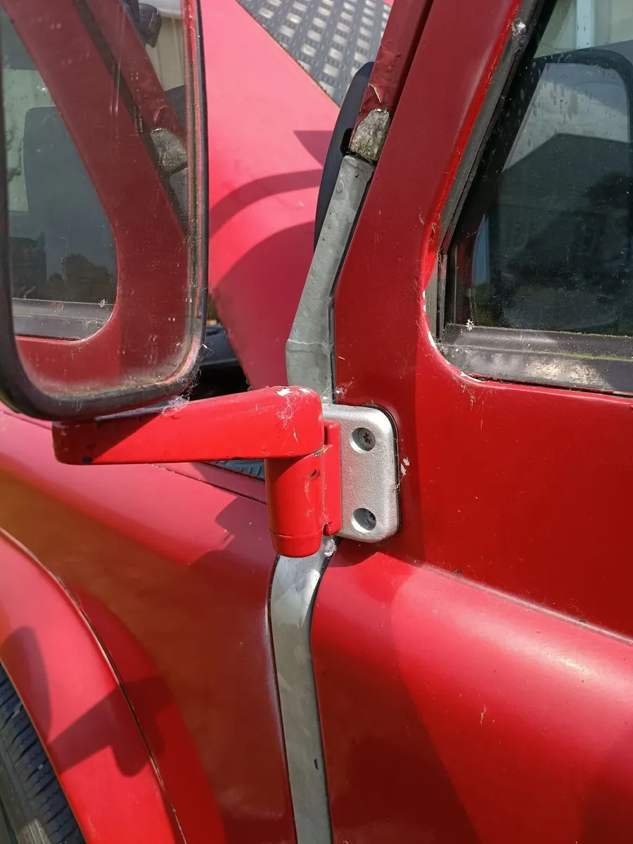 Land Rover Defender 1999 - Image 2