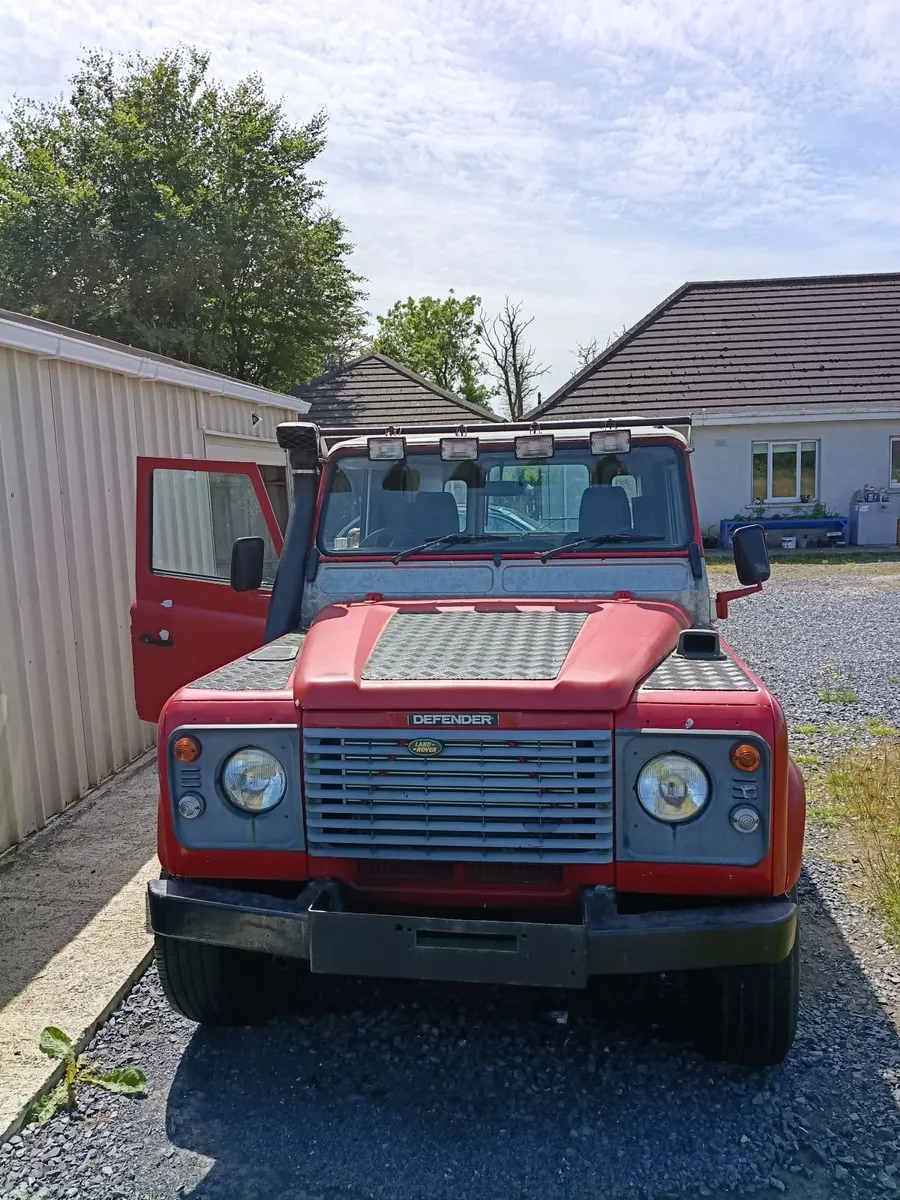 Land Rover Defender 1999 - Image 1