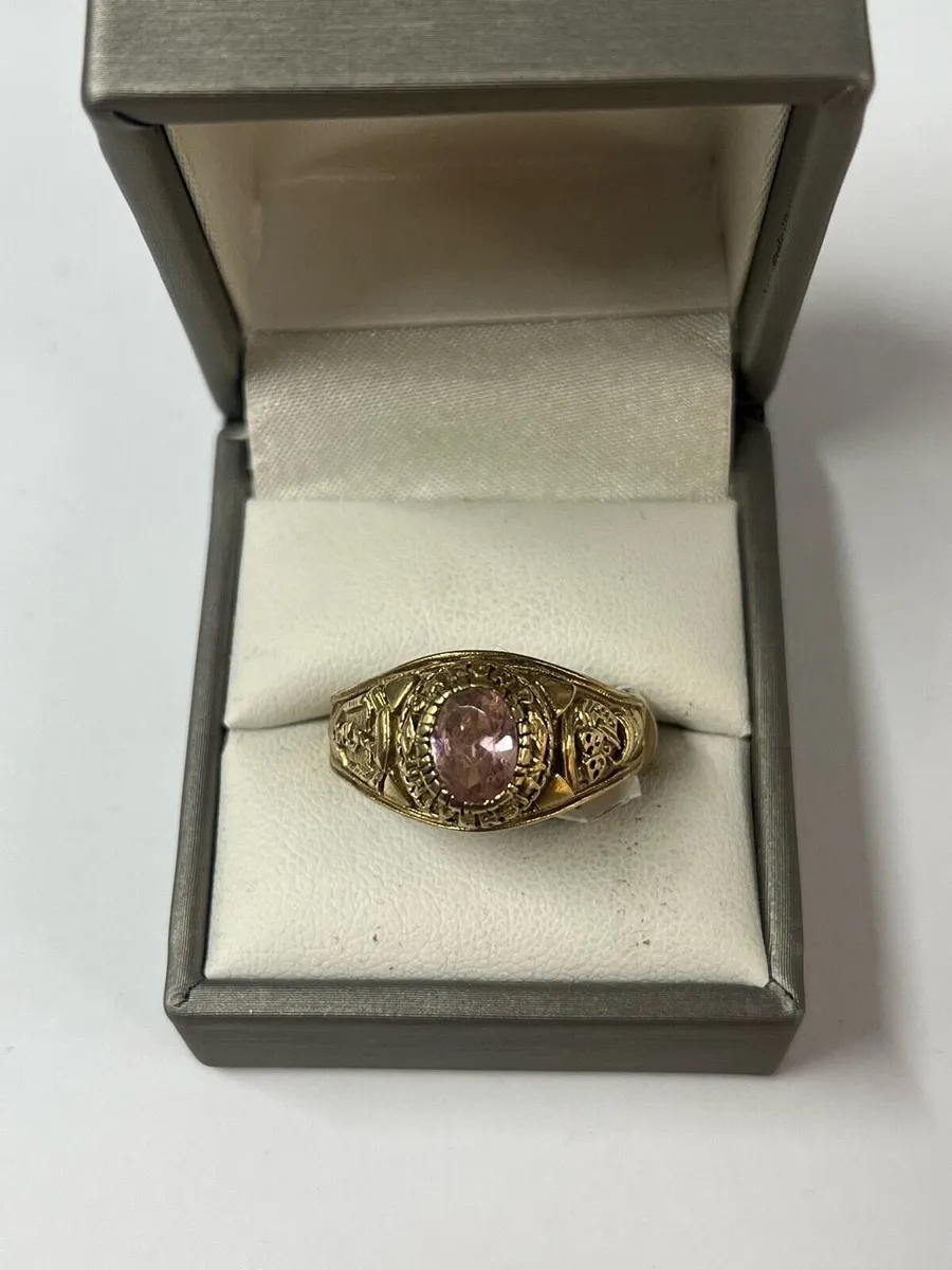 9k gold ring with pink stone. - Image 1