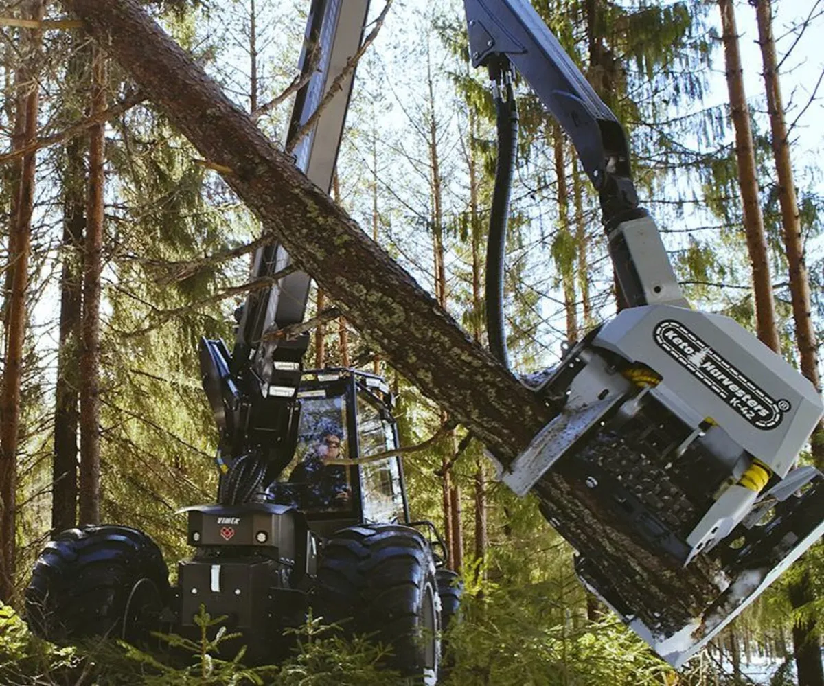 VIMEK 470 4WD Compact Forestry Harvester - Image 1