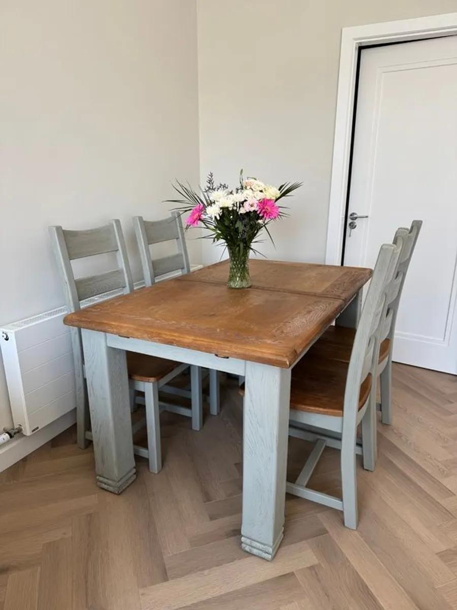 Oak Table and Chairs (extending) - Image 1