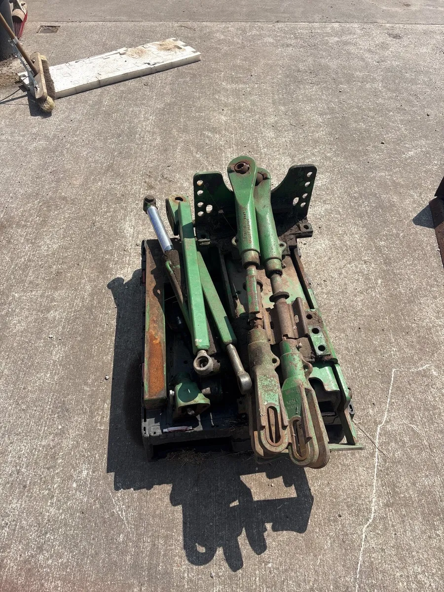 John Deere pickup hitch - Image 1