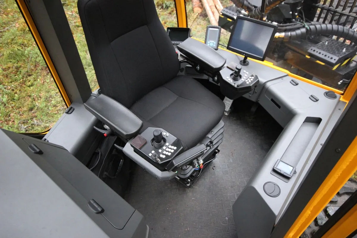 Sampo Rosenlew FR28 10-Tonne Thinning Forwarder - Image 1