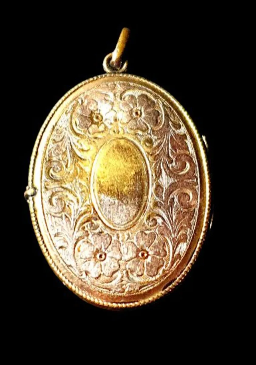 Large Antique Victorian 15ct Gold Engraved Locket - Image 2