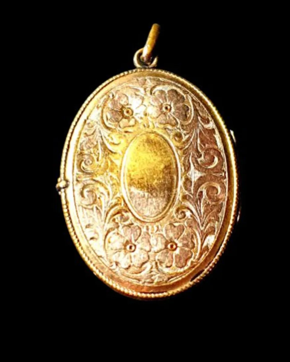 Large Antique Victorian 15ct Gold Engraved Locket - Image 3
