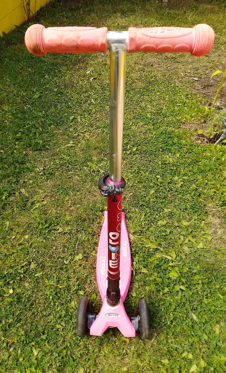 For sale Maxi Micro Foldable Pink  scooter - Image 3