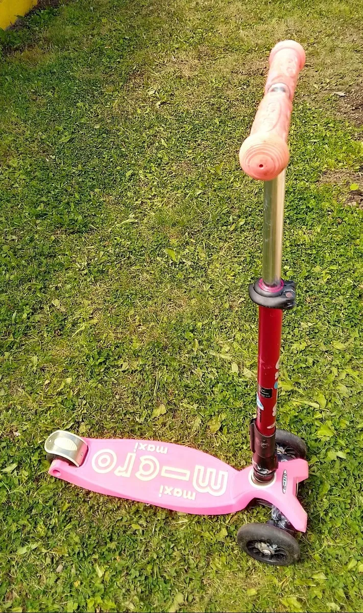 For sale Maxi Micro Foldable Pink  scooter - Image 4