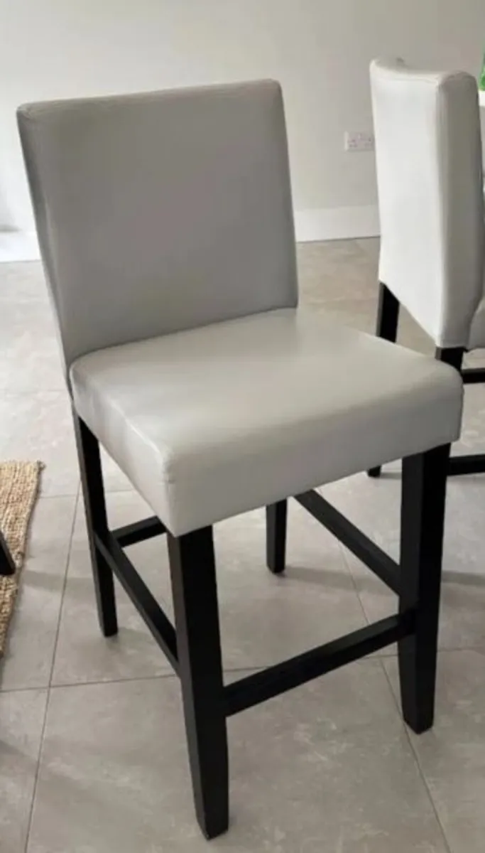Table w 4xChairs & 3x Counter Stools - Image 3