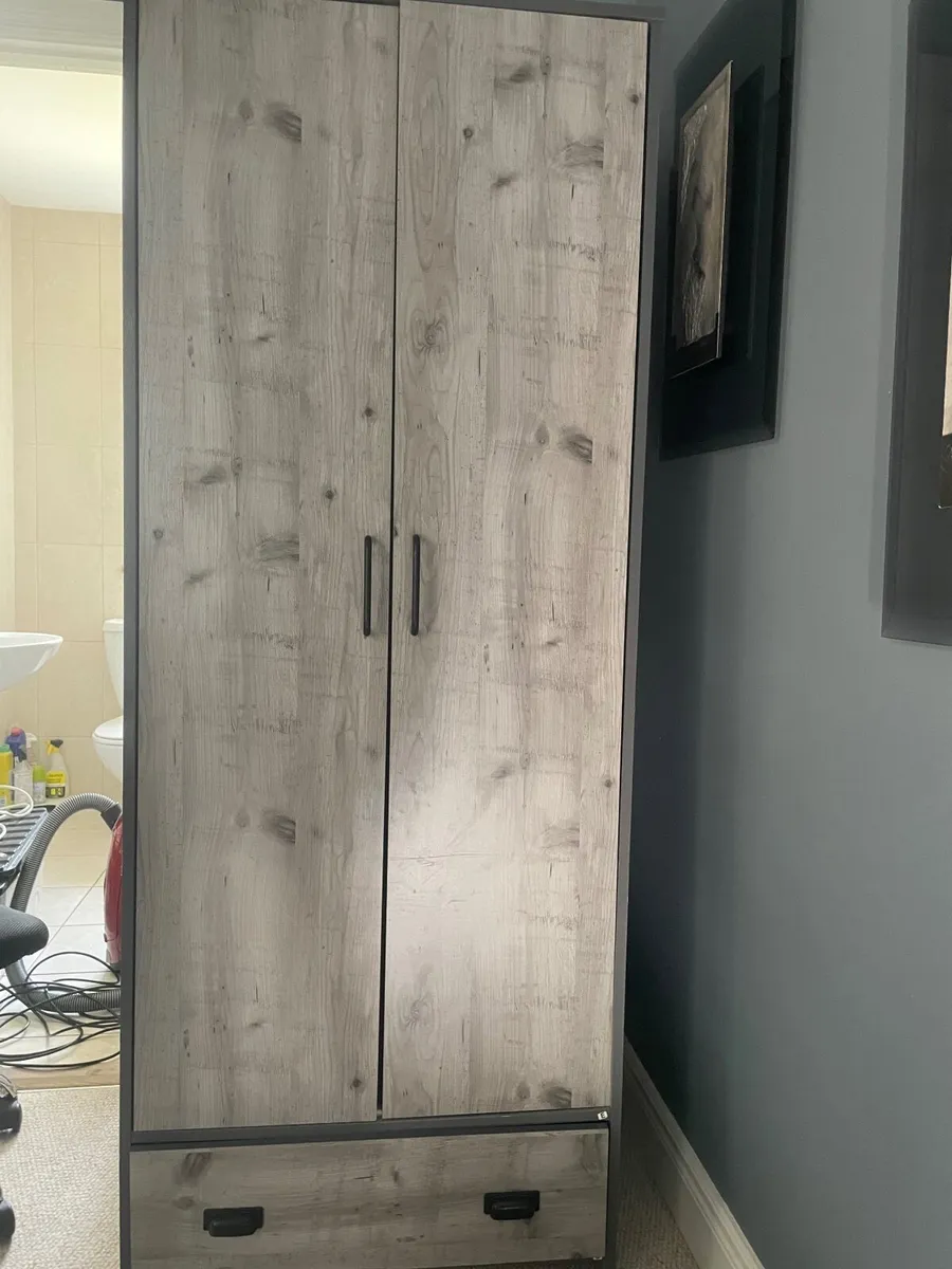 Bedroom furniture - Image 1