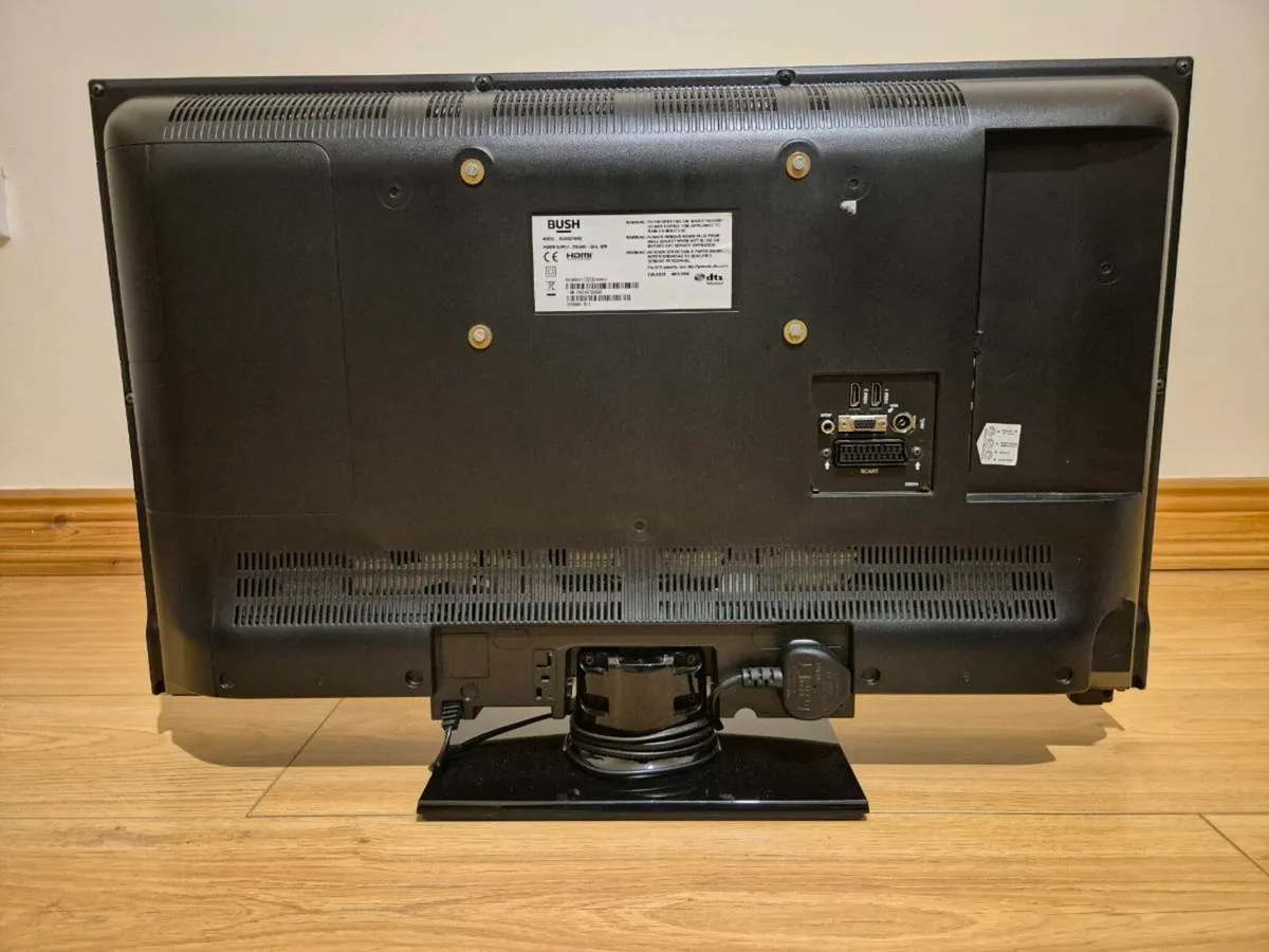 TV / Monitor 32” – Flat Screen - Image 3