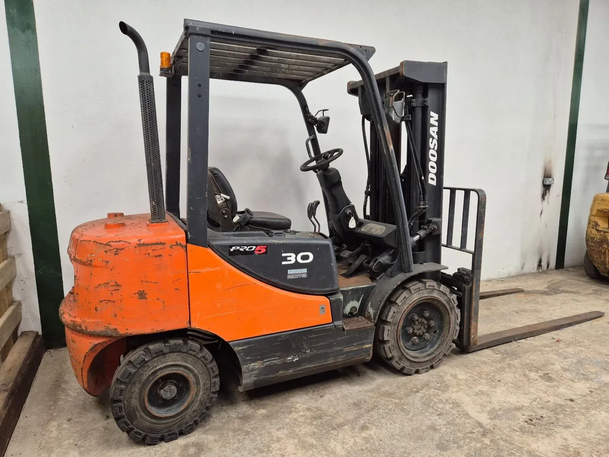 Doosan 3 ton forklift - Image 1