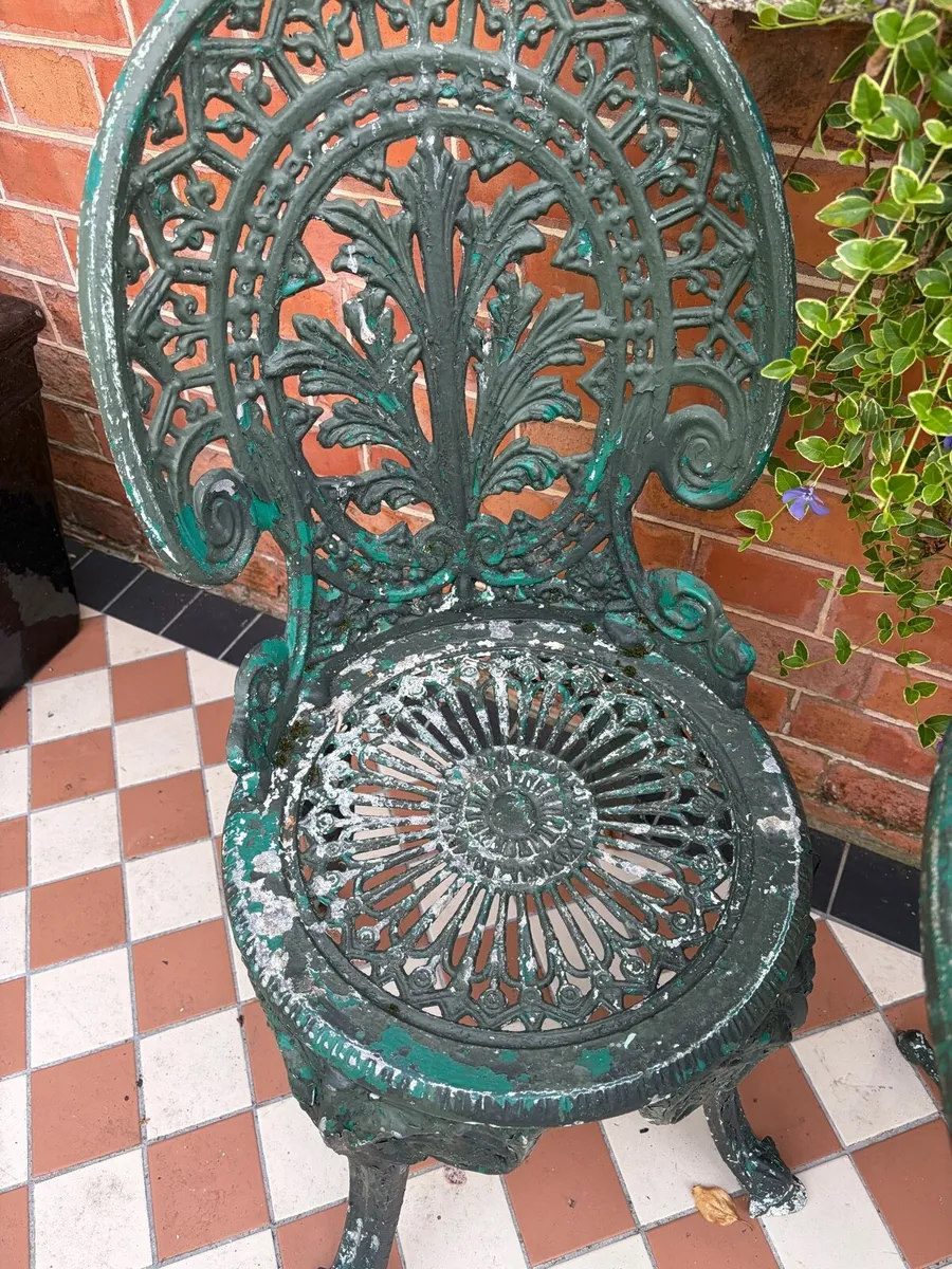 Garden table and chairs - Image 2