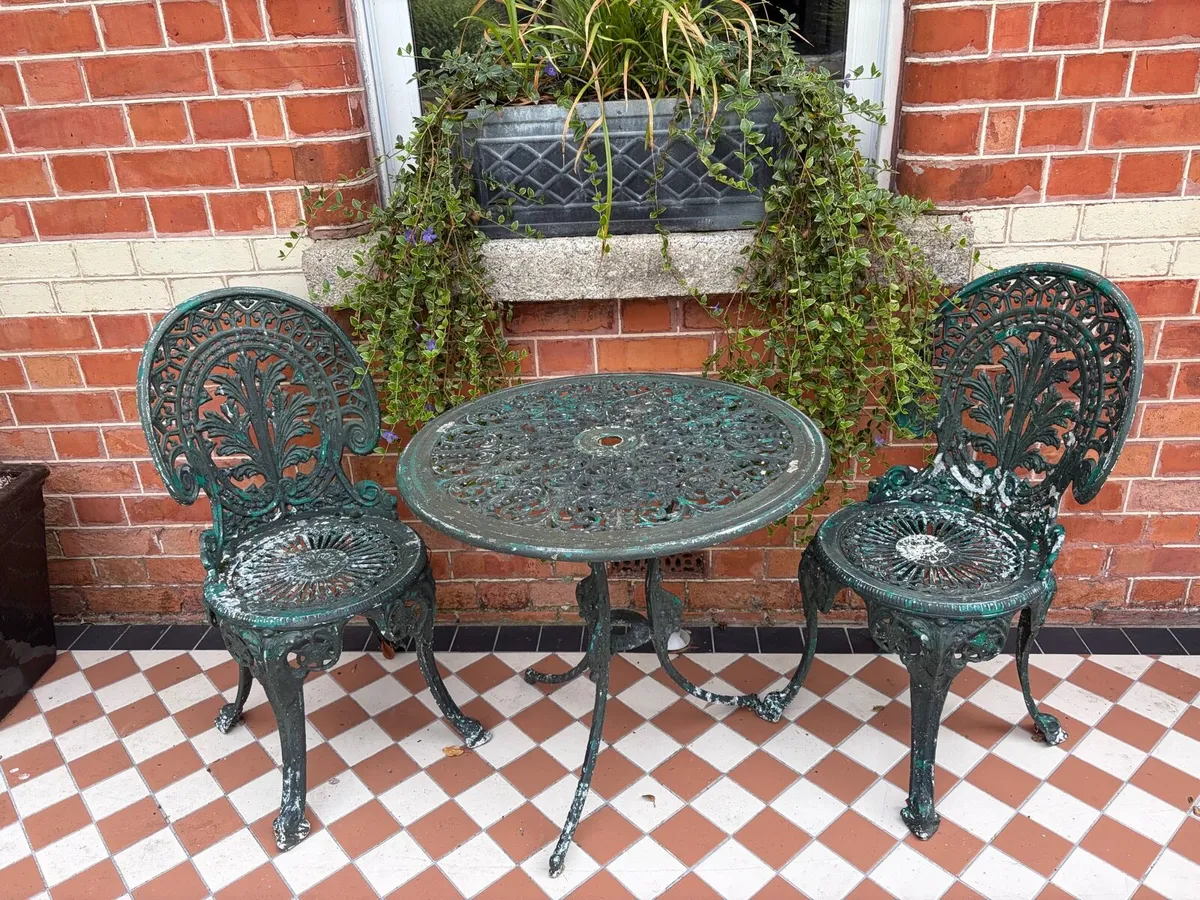 Garden table and chairs - Image 1