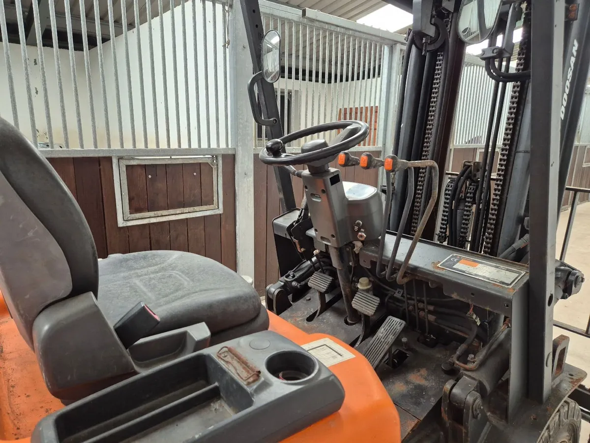 Doosan 2.5ton diesel forklift triple mast - Image 2