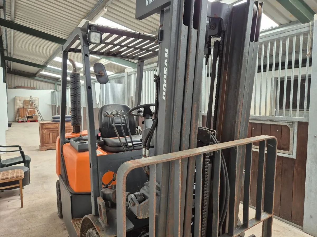 Doosan 2.5ton diesel forklift triple mast - Image 3