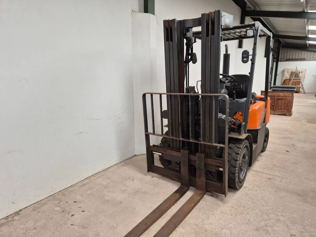 Doosan 2.5ton diesel forklift triple mast - Image 4