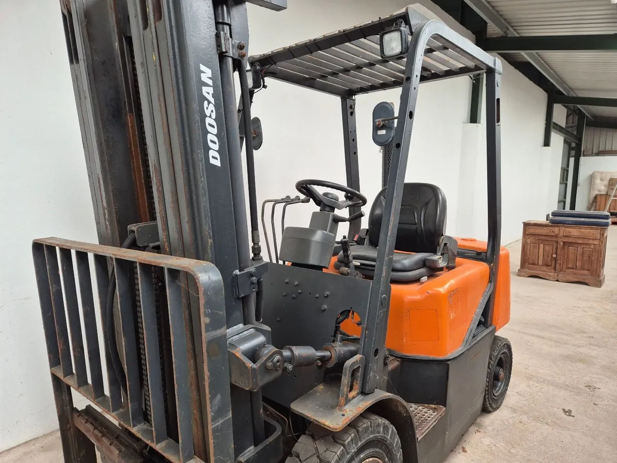 Doosan 2.5ton diesel forklift triple mast - Image 1