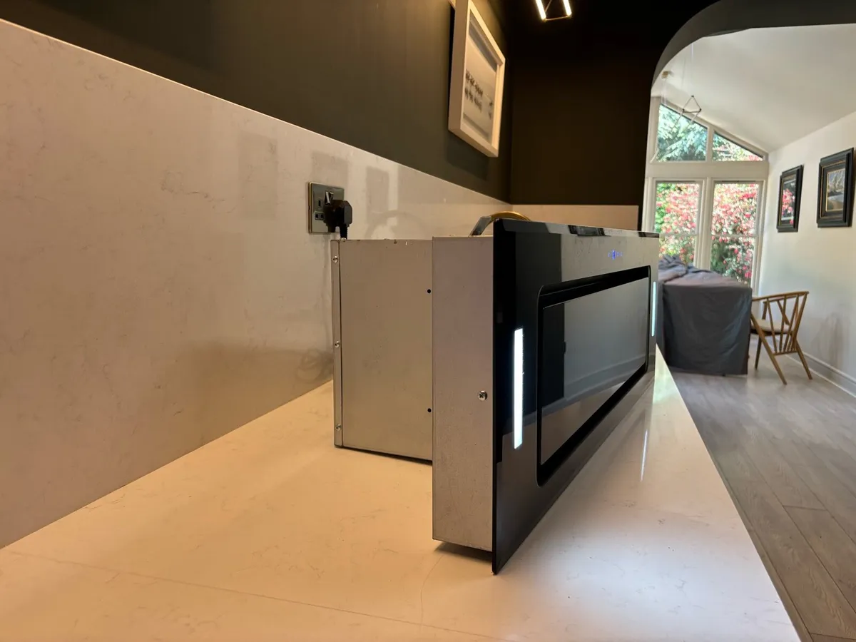 Integrated black glass extraction fan - Image 2