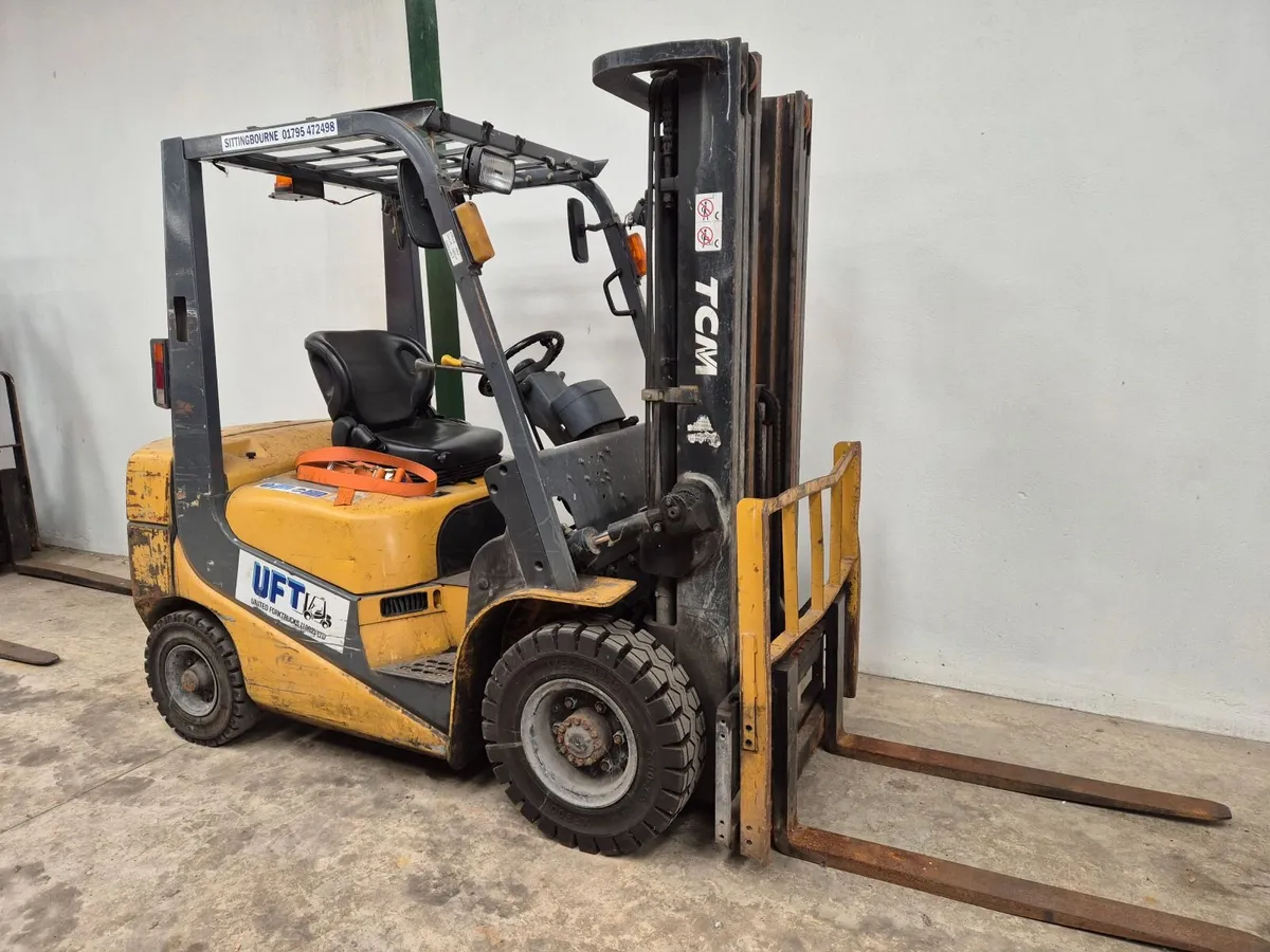 TCM 2.5 ton diesel forklift low triple mast - Image 1