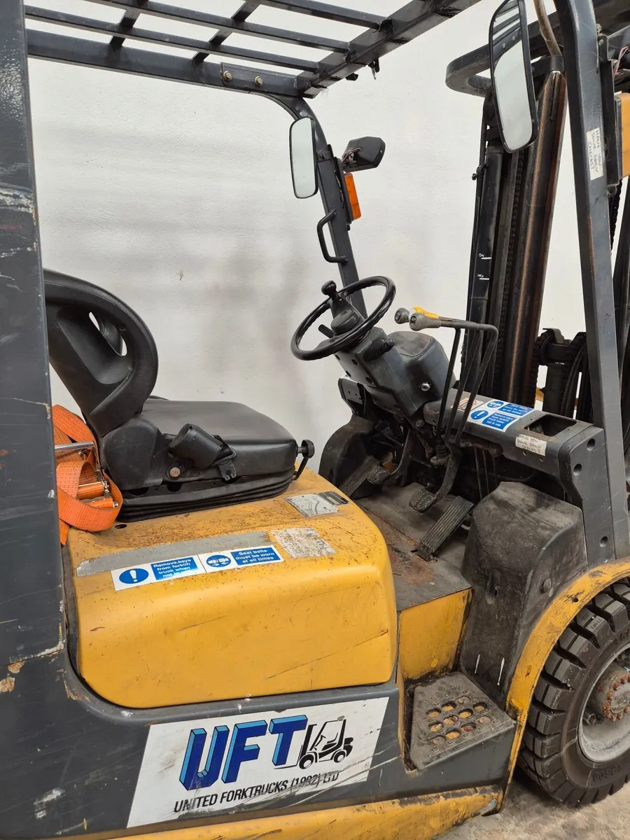 TCM 2.5 ton diesel forklift low triple mast - Image 2