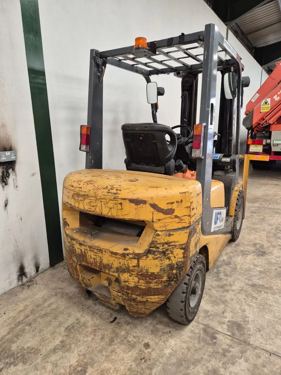 TCM 2.5 ton diesel forklift low triple mast - Image 3