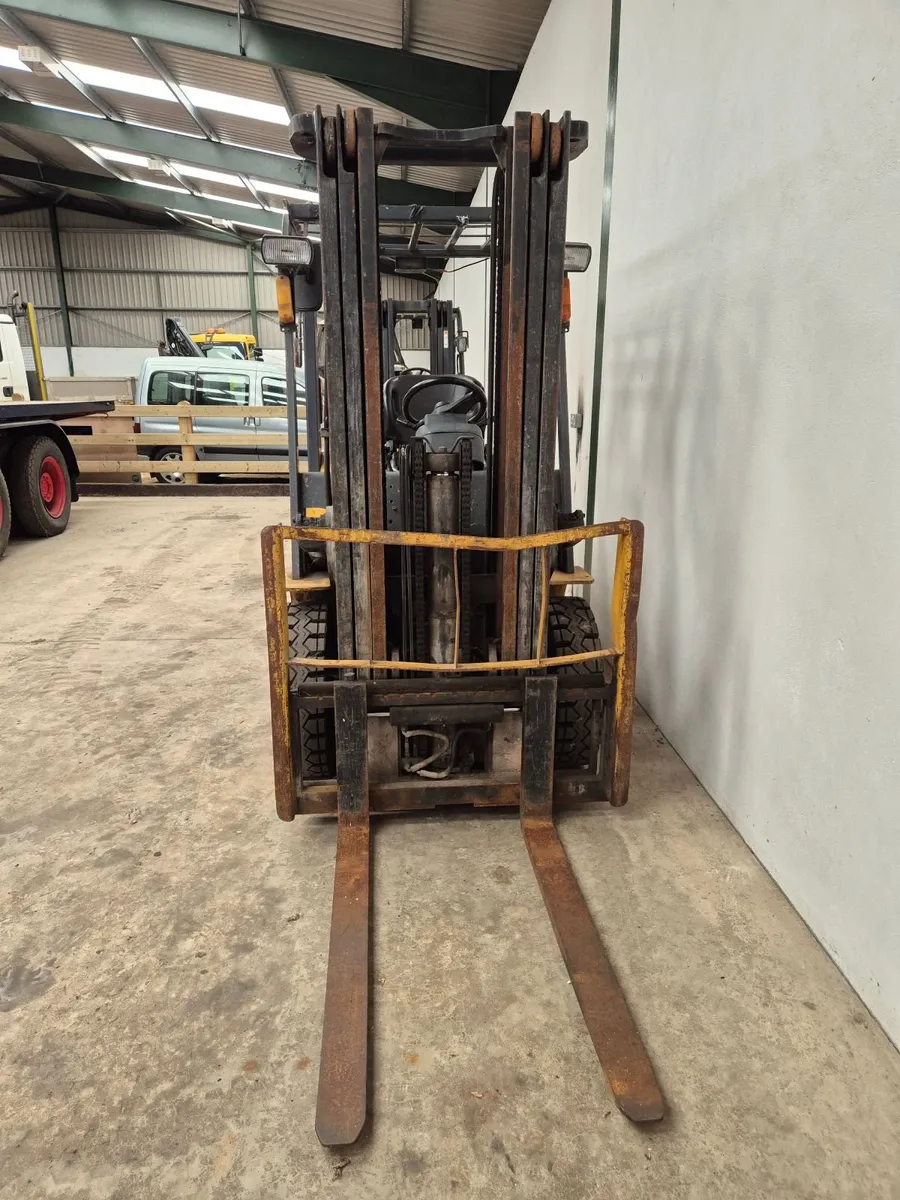 TCM 2.5 ton diesel forklift low triple mast - Image 4