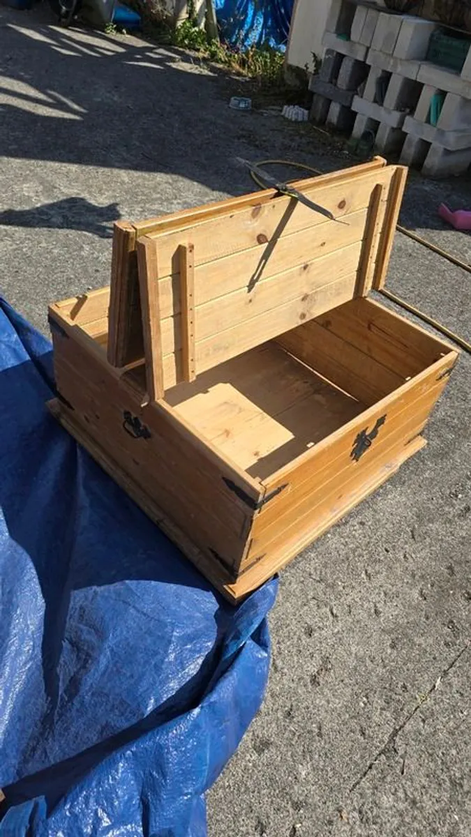 Lockable Coffee Table Chest - Image 4